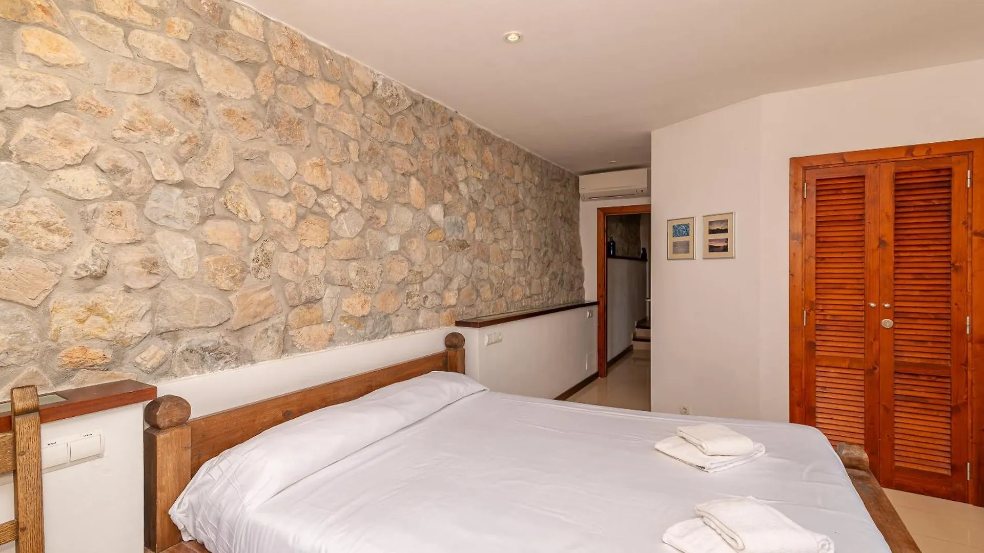 Beach Villa Cala Carbo Cala de Sant Vicenc Spagna